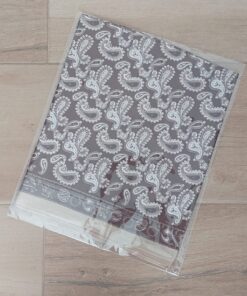 PAÑUELO RASADO ESTAMPADO CON ARABESCOS, FONDO MARRON Y BORDE BEIGE. TAMAÑO 70 X 70