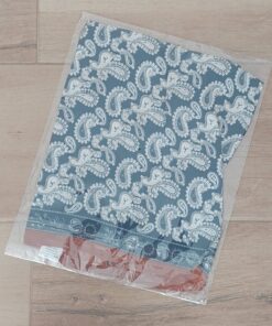 PAÑUELO RASADO ESTAMPADO CON ARABESCOS, FONDO AZUL Y BORDE CHOCOLATE. TAMAÑO 70 X 70