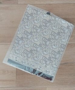 PAÑUELO RASADO ESTAMPADO CON ARABESCOS, FONDO BEIGE Y BORDE MARRON. TAMAÑO 70 X 70