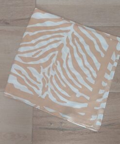 PAÑUELO RASADO ESTAMPADO ACEBRADO BEIGE. TAMAÑO 70 X 70