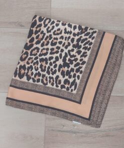 PAÑUELO RASADO ESTAMPADO ANIMAL PRINT CON BORDE CAMEL. TAMAÑO 70 X 70