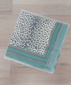 PAÑUELO RASADO ESTAMPADO ANIMAL PRINT CON BORDE VERDE. TAMAÑO 70 X 70