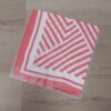 PAÑUELO RASADO ESTAMPADO CON RAYAS DIAGONALES, BORDE ROJO. TAMAÑO 70 X 70