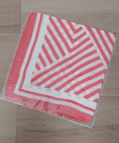 PAÑUELO RASADO ESTAMPADO CON RAYAS DIAGONALES, BORDE ROJO. TAMAÑO 70 X 70