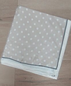 PAÑUELO RASADO ESTAMPADO CON LUNARES, FONDO BEIGE. TAMAÑO 70 X 70