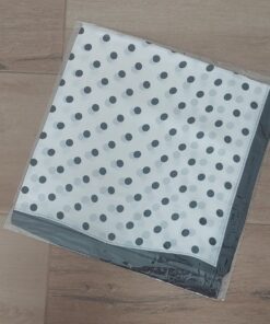 PAÑUELO RASADO ESTAMPADO CON LUNARES, FONDO BLANCO. TAMAÑO 70 X 70