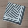 PAÑUELO RASADO ESTAMPADO CON RAYAS DIAGONALES, BORDE NEGRO. TAMAÑO 70 X 70