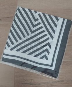 PAÑUELO RASADO ESTAMPADO CON RAYAS DIAGONALES, BORDE NEGRO. TAMAÑO 70 X 70