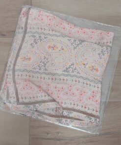 PAÑUELO RASADO ESTAMPADO CON FLORES, BORDE ARENA. TAMAÑO 70 X 70