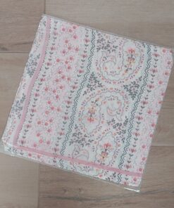 PAÑUELO RASADO ESTAMPADO CON FLORES, BORDE ROSA. TAMAÑO 70 X 70