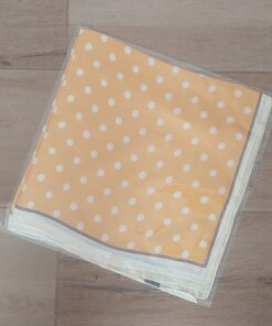 PAÑUELO RASADO ESTAMPADO CON LUNARES, FONDO AMARILLO. TAMAÑO 70 X 70