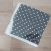 PAÑUELO RASADO ESTAMPADO CON LUNARES, FONDO NEGRO. TAMAÑO 70 X 70