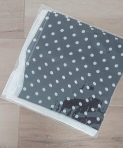 PAÑUELO RASADO ESTAMPADO CON LUNARES, FONDO NEGRO. TAMAÑO 70 X 70