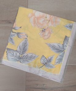 PAÑUELO RASADO ESTAMPADO CON FLORES, BORDE ROSA. TAMAÑO 70 X 70