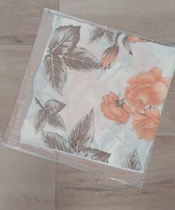 PAÑUELO RASADO ESTAMPADO CON FLORES, BORDE BEIGE. TAMAÑO 70 X 70