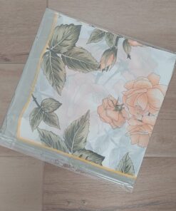 PAÑUELO RASADO ESTAMPADO CON FLORES, BORDE VERDE. TAMAÑO 70 X 70