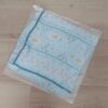 PAÑUELO RASADO ESTAMPADO CON FLORES, BORDE CELESTE. TAMAÑO 70 X 70