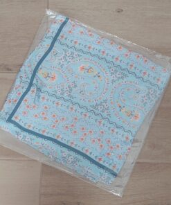 PAÑUELO RASADO ESTAMPADO CON FLORES, BORDE CELESTE. TAMAÑO 70 X 70