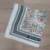 PAÑUELO RASADO ESTAMPADO CON FLORES, BORDE NEGRO. TAMAÑO 70 X 70