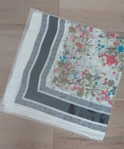 PAÑUELO RASADO ESTAMPADO CON FLORES, BORDE NEGRO. TAMAÑO 70 X 70