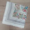 PAÑUELO RASADO ESTAMPADO CON FLORES, BORDE GRIS. TAMAÑO 70 X 70