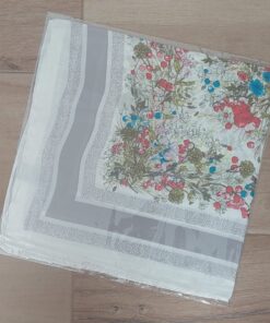 PAÑUELO RASADO ESTAMPADO CON FLORES, BORDE GRIS. TAMAÑO 70 X 70
