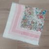 PAÑUELO RASADO ESTAMPADO CON FLORES, BORDE ROSA. TAMAÑO 70 X 70