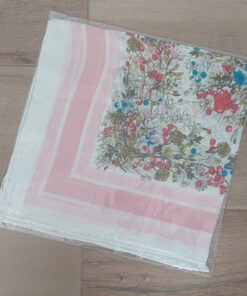 PAÑUELO RASADO ESTAMPADO CON FLORES, BORDE ROSA. TAMAÑO 70 X 70