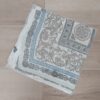 PAÑUELO RASADO ESTAMPADO BORDE BEIGE. TAMAÑO 70 X 70