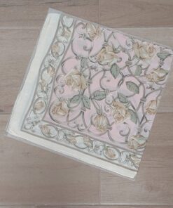 PAÑUELO RASADO ESTAMPADO CON FLORES, FONDO ROSA. TAMAÑO 70 X 70
