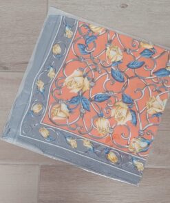 PAÑUELO RASADO ESTAMPADO CON FLORES, FONDO NARANJA. TAMAÑO 70 X 70