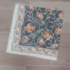 PAÑUELO RASADO ESTAMPADO CON FLORES, FONDO NEGRO. TAMAÑO 70 X 70