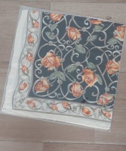 PAÑUELO RASADO ESTAMPADO CON FLORES, FONDO NEGRO. TAMAÑO 70 X 70