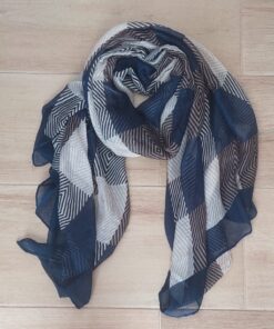 PASHMINA ESTAMPADA DAMERO CON LINEAS DIAGONALES, GAMA AZUL. TAMAÑO 80 X 180 CM.