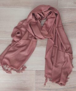 PASHMINA INDÚ LISA DE VISCOSA CON FLECOS COLOR MARRÓN. 70 X 180 CM.