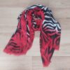 PASHMINA ESTAMPADA DESFLECADA ACEBRADA FONDO BLANCO Y DETALLES EN NEGRO Y ROJO. 90 X 180 CM.