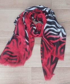 PASHMINA ESTAMPADA DESFLECADA ACEBRADA FONDO BLANCO Y DETALLES EN NEGRO Y ROJO. 90 X 180 CM.