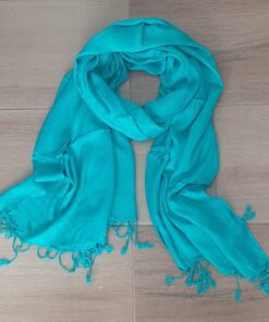 PASHMINA INDU LISA DE VISCOSA CON FLECOS COLOR TURQUESA. 70 X 180 CM.