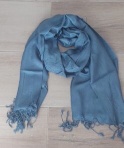 PASHMINA INDÚ LISA DE VISCOSA CON FLECOS COLOR GRIS OSCURO. 70 X 180 CM.