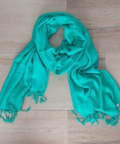 PASHMINA INDÚ LISA DE VISCOSA CON FLECOS COLOR VERDE ESMERALDA. 70 X 180 CM.
