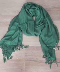 PASHMINA INDÚ LISA DE VISCOSA CON FLECOS COLOR VERDE . 70 X 180 CM.