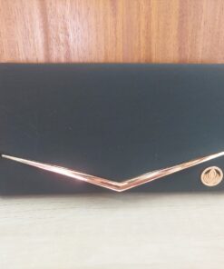 SOBRE DE FIESTA RÍGIDO COLOR NEGRO FORRADO EN TELA CON DETALLE DORADO Y CADENA. TAMAÑO 22 x 12 cm x 1u