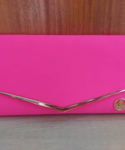 SOBRE DE FIESTA RÍGIDO COLOR FUCSIA FORRADO EN TELA CON DETALLE PLATEADO Y CADENA. TAMAÑO 22 x 12 cm x 1u