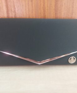 SOBRE DE FIESTA RÍGIDO COLOR NEGRO FORRADO EN TELA CON DETALLE PLATEADO Y CADENA. TAMAÑO 22 x 12 cm x 1u