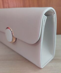 SOBRE DE FIESTA PLATEADA CON BOTÓN CON DETALLE DORADO Y CADENA. TAMAÑO 20 x 11.5 cm x 1u