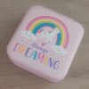 ESTUCHE ALHAJERO DE CUERINA ROSA CON ESTAMPA UNICORNIO CON CIERRE. MEDIDAS 9.5 X 9.5 CM