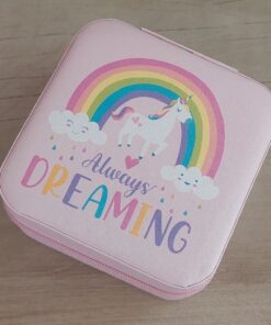 ESTUCHE ALHAJERO DE CUERINA ROSA CON ESTAMPA UNICORNIO CON CIERRE. MEDIDAS 9.5 X 9.5 CM