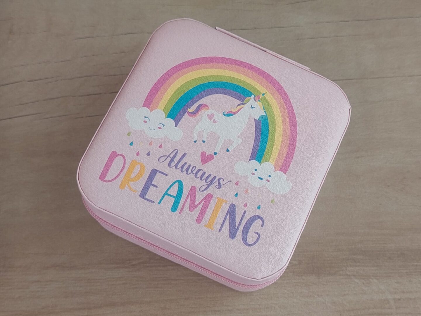 ESTUCHE ALHAJERO DE CUERINA ROSA CON ESTAMPA UNICORNIO CON CIERRE. MEDIDAS 9.5 X 9.5 CM