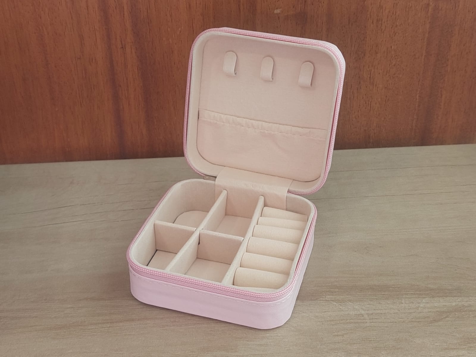 ESTUCHE ALHAJERO DE CUERINA ROSA CON ESTAMPA UNICORNIO CON CIERRE. MEDIDAS 9.5 X 9.5 CM - Imagen 2