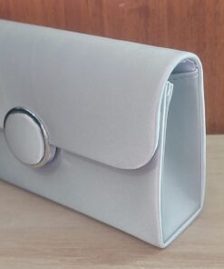 SOBRE DE FIESTA PLATEADA CON BOTÓN CON DETALLE PLATEADO Y CADENA. TAMAÑO 20 x 11.5 cm x 1u